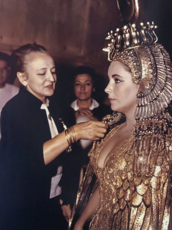 Айрин Шарафф с Элизабет Тейлор во время примерок костюмов фильма Клеопатра Айрин Шарафф с Элизабет Тейлор во время примерок костюмов фильма Клеопатра - Sputnik Արմենիա