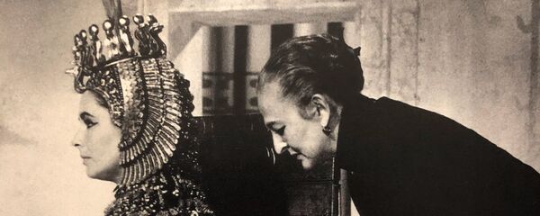 Айрин Шарафф с Элизабет Тейлор во время примерок костюмов фильма Клеопатра Айрин Шарафф с Элизабет Тейлор во время примерок костюмов фильма Клеопатра - Sputnik Արմենիա