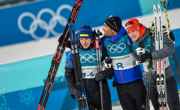 Բիաթլոնի տղամարդկանց մրցավազքի մրցանակակիրներ Մարտեն Ֆուրկադը (Ֆրանսիա, ոսկե մեդալ), Սեբաստյան Սամուելսոնը (Շվեդիա, արծաթե մեդալ), Բենեդիկտ Դոլը (Գերմանիա, բրոնզե մեդալ),  Փհենչհան, 2018թ. փետրվարի 12 - Sputnik Արմենիա