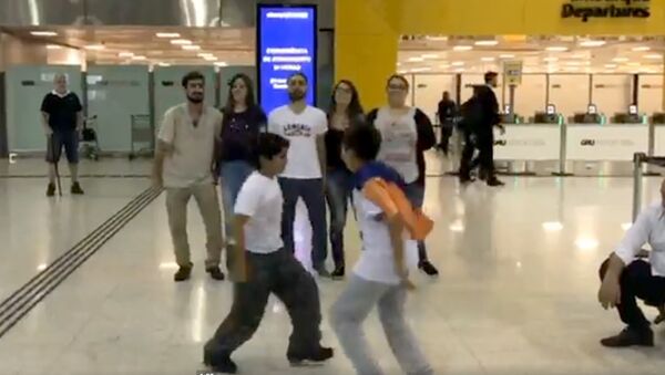 Армяне танцуют ярхушту в аэропорту г. Сан Паулу - Sputnik Արմենիա