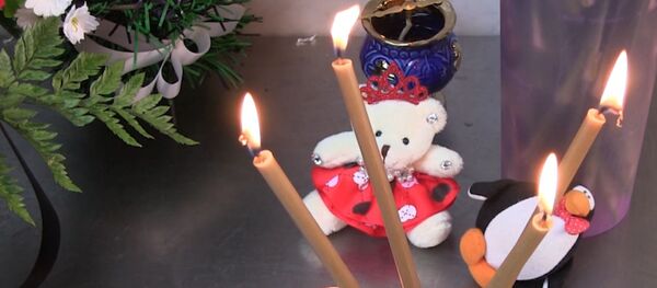 В Орске и Саратове несут цветы и свечи в память о жертвах крушения Ан-148 В Орске и Саратове несут цветы и свечи в память о жертвах крушения Ан-148 - Sputnik Армения