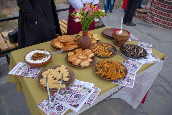 Огненный Трндез: почему армяне так любят праздник благословения молодежи Огненный Трндез: почему армяне так любят праздник благословения молодежи - Sputnik Армения