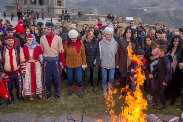 Огненный Трндез: почему армяне так любят праздник благословения молодежи Огненный Трндез: почему армяне так любят праздник благословения молодежи - Sputnik Армения