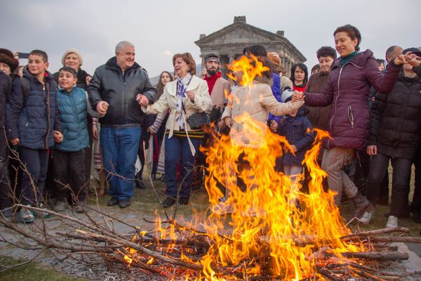 Огненный Трндез: почему армяне так любят праздник благословения молодежи Огненный Трндез: почему армяне так любят праздник благословения молодежи - Sputnik Армения