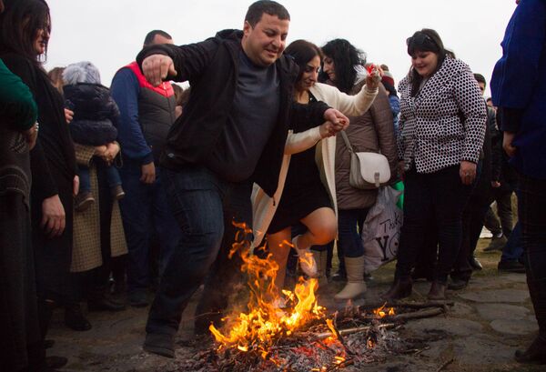 Огненный Трндез: почему армяне так любят праздник благословения молодежи Огненный Трндез: почему армяне так любят праздник благословения молодежи - Sputnik Армения