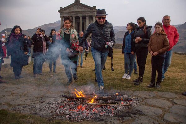 Огненный Трндез: почему армяне так любят праздник благословения молодежи Огненный Трндез: почему армяне так любят праздник благословения молодежи - Sputnik Армения