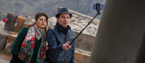 Пара делающая селфи - Sputnik Армения