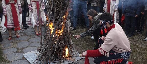 Այսօր Գառնու տաճարում մեծ շուքով նշել են Տրնդեզի ծիսական արարողությունը Այսօր Գառնու տաճարում մեծ շուքով նշել են Տրնդեզի ծիսական արարողությունը - Sputnik Արմենիա