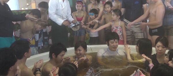 Купание в шоколаде на день святого Валентина в Японии - Sputnik Армения