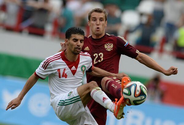 Бывший игрок Локомотива Мубарак Буссуфа и полузащитник Спартака Дмитрий Комбаров в ходе товарищеской встречи национальных сборных в 2014 году. Бывший игрок Локомотива Мубарак Буссуфа и полузащитник Спартака Дмитрий Комбаров в ходе товарищеской встречи национальных сборных в 2014 году. - Sputnik Армения