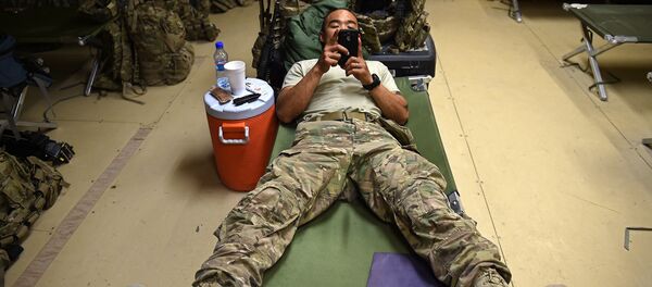 Солдат со смартфоном Солдат со смартфоном - Sputnik Արմենիա