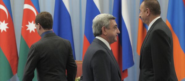 Президенты России Армении и Азербайджана Дмитрии Медведев, Серж Саргсян и Ильхам Алиев во время трехсторонней встречи в Аль Палас Гранд отеле (27 октября 2010). Астрахань, Россия Президенты России Армении и Азербайджана Дмитрии Медведев, Серж Саргсян и Ильхам Алиев во время трехсторонней встречи в Аль Палас Гранд отеле (27 октября 2010). Астрахань, Россия - Sputnik Արմենիա