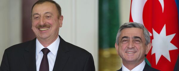 Президенты Армении и Азербайджана Серж Саргсян и Ильхам Алиев во время совместного фотографирования участников неформального саммита СНГ (20 декабря 2011). Москва, Россия - Sputnik Армения