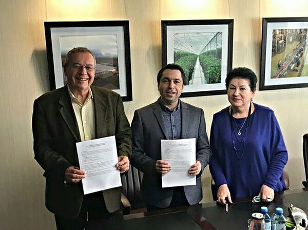 Президент Международного института Менеджмента Галилее Джозеф Шевель и руководитель отдела по управлению проектами компании Спайка подписали меморандум Президент Международного института Менеджмента Галилее Джозеф Шевель и руководитель отдела по управлению проектами компании Спайка подписали меморандум - Sputnik Армения