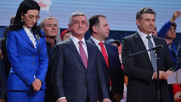 Президент Армении Серж Саргсян (в центре) - Sputnik Армения