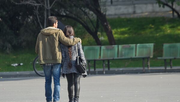 Молодая пара гуляет по городу - Sputnik Армения