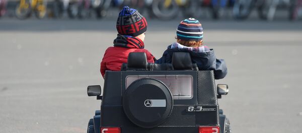 Дети на прогулке. Ну кто в детстве не мечтал о такой машине? - Sputnik Армения