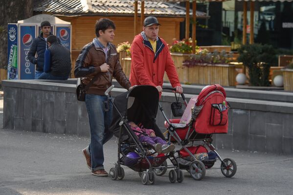 Молодые папы вышли на прогулку с детьми - Sputnik Армения