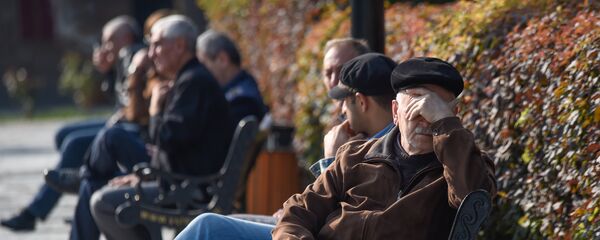 Пожилые люди тоже наслаждаются выходными, греются под ярким осенним солнцем - Sputnik Армения