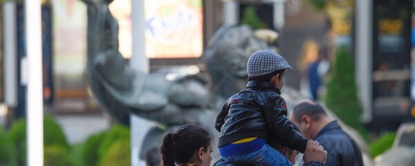 Солнечный Ереван и не менее солнечные любители пеших прогулок - Sputnik Արմենիա