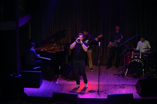 Российский музыкант-джазмен, виртуозный трубач Вадим Эйленкриг впервые выступил в Армении, дав два концерта вместе со своим бэндом Российский музыкант-джазмен, виртуозный трубач Вадим Эйленкриг впервые выступил в Армении, дав два концерта вместе со своим бэндом - Sputnik Армения