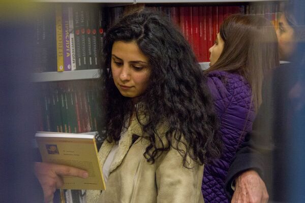 Посетитель Нане Торосян в книжном магазине Букинист Посетитель Нане Торосян в книжном магазине Букинист - Sputnik Արմենիա