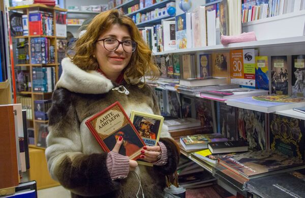 Посетитель Марианна Степанян в книжном магазине Букинист Посетитель Марианна Степанян в книжном магазине Букинист - Sputnik Արմենիա