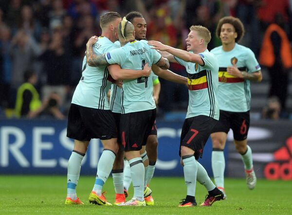 Мяч, забитый уже на 13-й минуте четвертьфинального матча Евро-2016, не помог красным дьяволам пробиться в полуфинал – они уступили валлийцам со счетом 1:3. Мяч, забитый уже на 13-й минуте четвертьфинального матча Евро-2016, не помог красным дьяволам пробиться в полуфинал – они уступили валлийцам со счетом 1:3. - Sputnik Армения