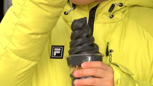 Посетители Олимпиады в Корее могут попробовать черное мороженое - Sputnik Արմենիա
