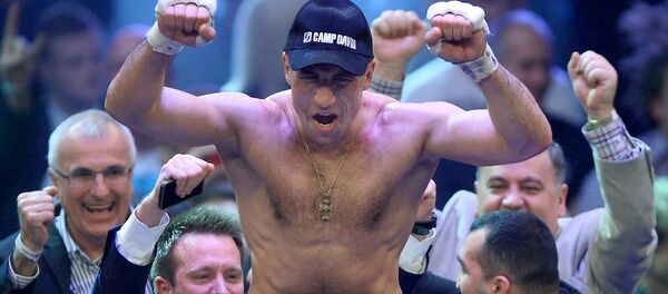 Артур Абрахам празднует свою победу после титульного поединка в суперсреднем весе по версии WBO против немецкого чемпиона Роберта Штиглица (2 марта 2014) Магдебург, Германия. - Sputnik Армения