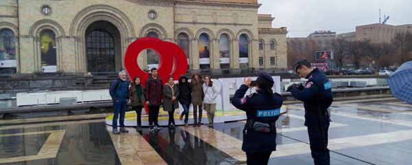 Полиция фотографирует туристов в Ереване. Архивное фото. - Sputnik Армения