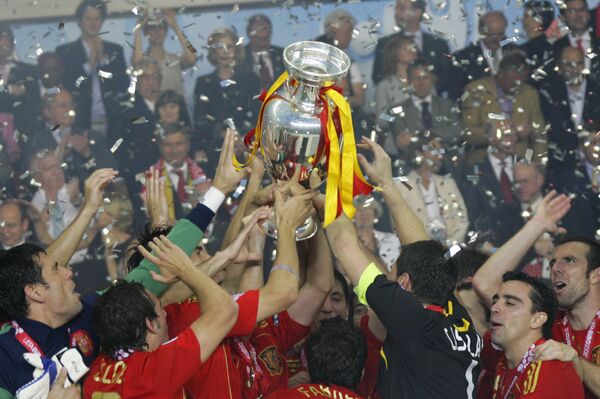 Сборная Испании – чемпион Европы. Финальный матч первенства Старого Света 2008 года закончился победой сборной Испании над национальной командой Германии со счетом 1:0. Сборная Испании – чемпион Европы. Финальный матч первенства Старого Света 2008 года закончился победой сборной Испании над национальной командой Германии со счетом 1:0. - Sputnik Армения