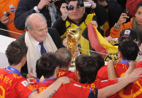 Президент ФИФА Зепп Блаттер вручает Кубок мира по футболу триумфаторам турнира в ЮАР – национальной команде Испании, победившей в финальном матче сборную Голландии. Президент ФИФА Зепп Блаттер вручает Кубок мира по футболу триумфаторам турнира в ЮАР – национальной команде Испании, победившей в финальном матче сборную Голландии. - Sputnik Армения