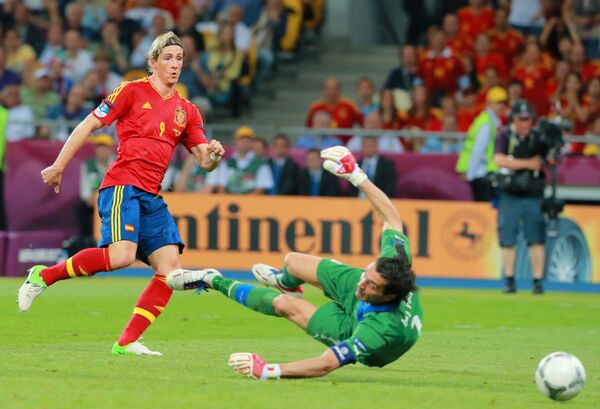 Испанский голеадор Фернандо Торрес оставляет не у дел итальянского вратаря Джанлуиджи Буффона в разгромном для скуадра адзурры финале Евро-2012, который красная фурия выиграла со счетом 4:0. Испанский голеадор Фернандо Торрес оставляет не у дел итальянского вратаря Джанлуиджи Буффона в разгромном для скуадра адзурры финале Евро-2012, который красная фурия выиграла со счетом 4:0. - Sputnik Армения
