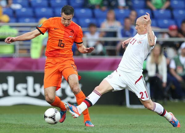 Игрок сборной Нидерландов Робин ван Перси и игрок сборной Дании Ники Зимлинг в очном противостоянии национальных команд на Евро-2012. Ни те, ни другие не смогли выйти из группы. - Sputnik Армения