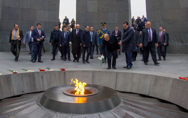Президент Ливана Мишель Аун в мемориальном комплексе Цицернакаберд - Sputnik Армения