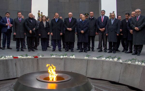Президент Ливана Мишель Аун в мемориальном комплексе Цицернакаберд - Sputnik Армения