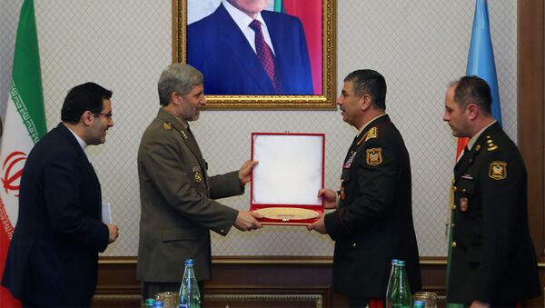 Министр обороны Азербайджанa Закир Гасанов встретился с Министром обороны и поддержки Вооруженных сил Ирана Амиром Хатеми - Sputnik Армения