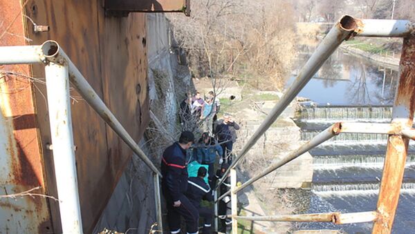 Сотрудники МЧС РА вынимают труп, найденный в Разданском ущелье - Sputnik Արմենիա