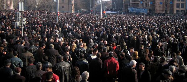 Сторонники кандидата в президенты Левона Тер-Петросяна на площади А.Мясникяна (1 марта 2008). Ереван, Армения - Sputnik Армения