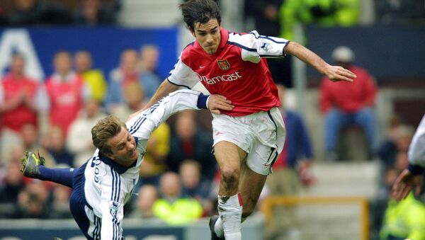 Полузащитник Арсенала Роберт Пирес отмахивается от Тима Шервуда во время полуфинала Кубка Англии в матче Арсенал - Тоттенхэм (08 апреля 2001). Стадион Олд Траффорд, Манчестер, Великобритания - Sputnik Արմենիա