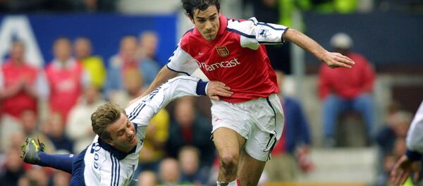 Полузащитник Арсенала Роберт Пирес отмахивается от Тима Шервуда во время полуфинала Кубка Англии в матче Арсенал - Тоттенхэм (08 апреля 2001). Стадион Олд Траффорд, Манчестер, Великобритания Полузащитник Арсенала Роберт Пирес отмахивается от Тима Шервуда во время полуфинала Кубка Англии в матче Арсенал - Тоттенхэм (08 апреля 2001). Стадион Олд Траффорд, Манчестер, Великобритания - Sputnik Արմենիա