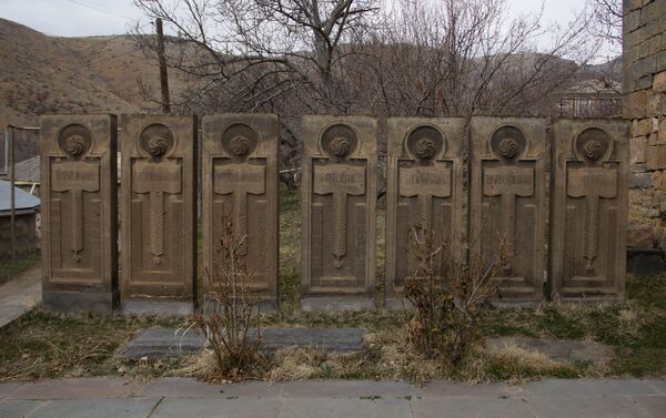 Хачкары около церкви св. Акопа в деревне Вернашен - Sputnik Армения