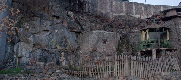 Скала с высеченными фигурками дедушки Вагана Скала с высеченными фигурками дедушки Вагана - Sputnik Արմենիա