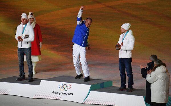 Փհենչհանի XXIII ձմեռային օլիմպիական խաղերին դահուկային մրցապայքարի հաղթողները (դասական ոճ, 50 կմ, տղամարդկանց մրցաշար)  պարգևատրման արարողության ժամանակ (ձախից` աջ). Ալեքսանդր Բոլշունով (Ռուսաստան)` արծաթե մեդալ, Իյվո Նիսկանեն (Ֆինլանդիա)` ոսկե մեդալ, Անդրեյ Լարկով (Ռուսաստան)` բրոնզե մեդալ։ - Sputnik Արմենիա