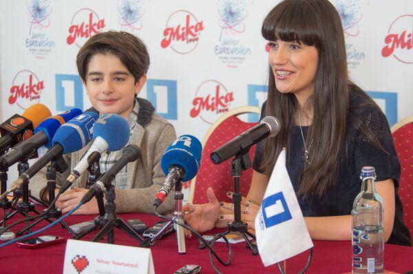 Армянский участник Детского Евровидения – 2015 Мика (Микаэл Варосян) и Гоар Гаспарян Армянский участник Детского Евровидения – 2015 Мика (Микаэл Варосян) и Гоар Гаспарян - Sputnik Արմենիա