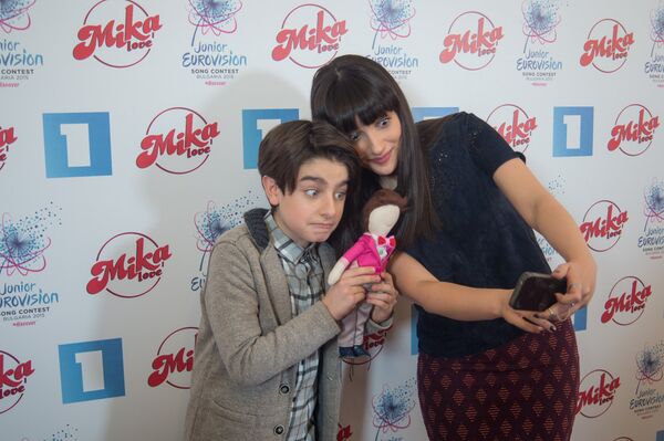 Армянский участник Детского Евровидения – 2015 Мика (Микаэл Варосян), его кукла-талисман и Гоар Гаспарян - Sputnik Армения