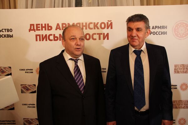 В московском Центральном доме литераторов прошел большой праздник, посвященный дню армянской письменности. Ара Абрамян и Виталий Сучков В московском Центральном доме литераторов прошел большой праздник, посвященный дню армянской письменности. Ара Абрамян и Виталий Сучков - Sputnik Армения