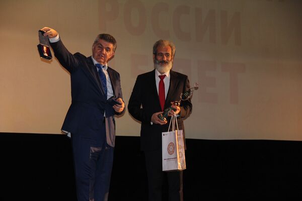 В московском Центральном доме литераторов прошел большой праздник, посвященный дню армянской письменности. Председатель Союза армян России Ара Абраамян и театральный режиссёр и актёр Слава Степанян В московском Центральном доме литераторов прошел большой праздник, посвященный дню армянской письменности. Председатель Союза армян России Ара Абраамян и театральный режиссёр и актёр Слава Степанян - Sputnik Армения