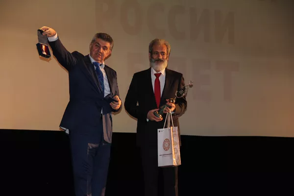 Киприоты услышат армянскую речь: театр Славы Степаняна на гастролях соберет Кубик Рубика Киприоты услышат армянскую речь: театр Славы Степаняна на гастролях соберет Кубик Рубика - Sputnik Армения